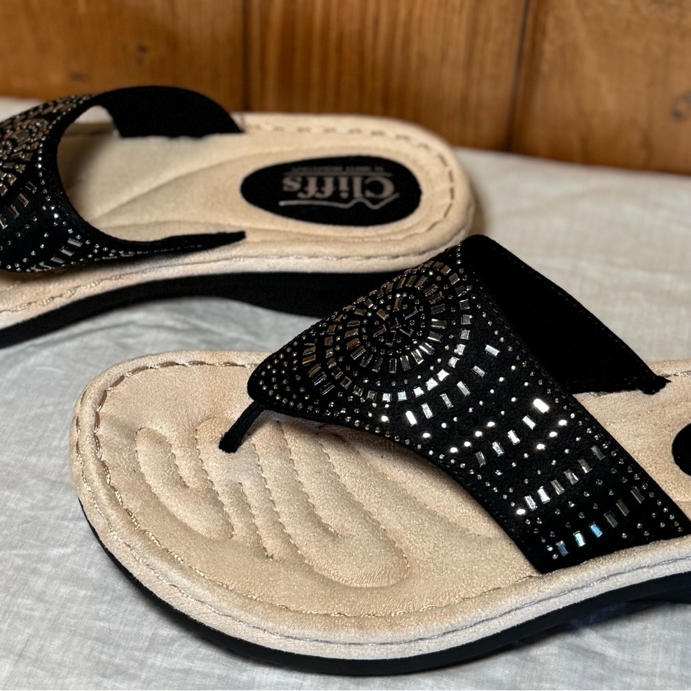 Cliffs by White Mountain “Cienna” Rhinestone Embellished Wedge Thongs 8.5M - Picture 2 of 11